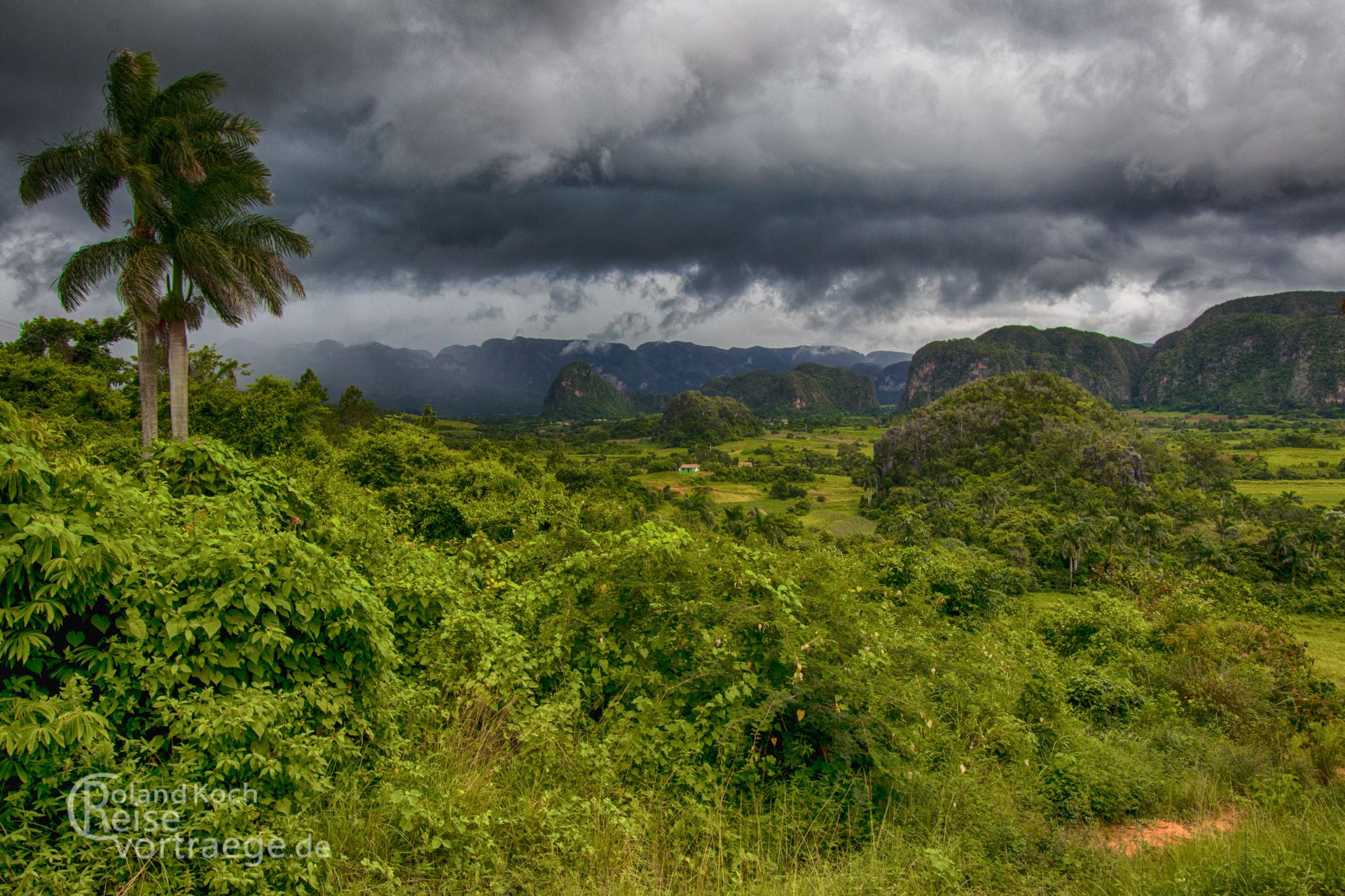 Kuba, Vinales, Panoramblick über Vinales mit aufziehendem Gewitter